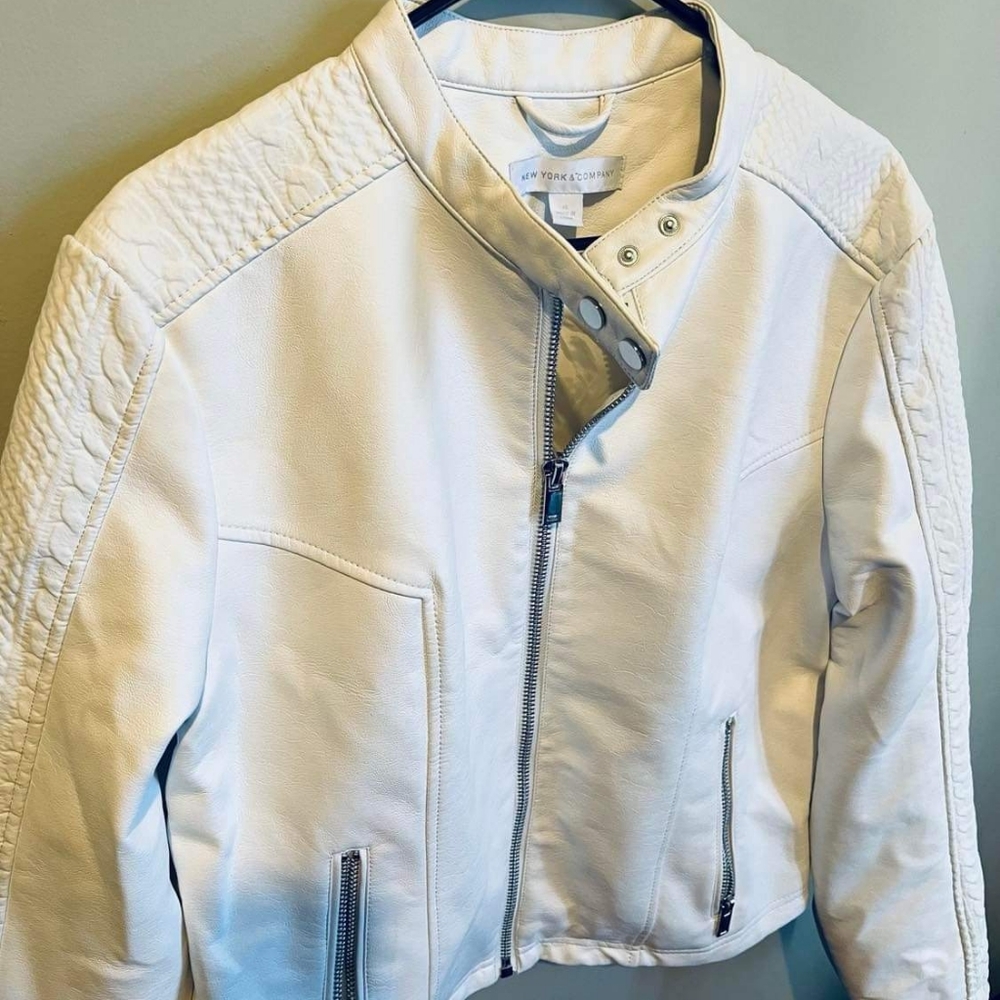 Chaqueta de cuero blanca para mujer.